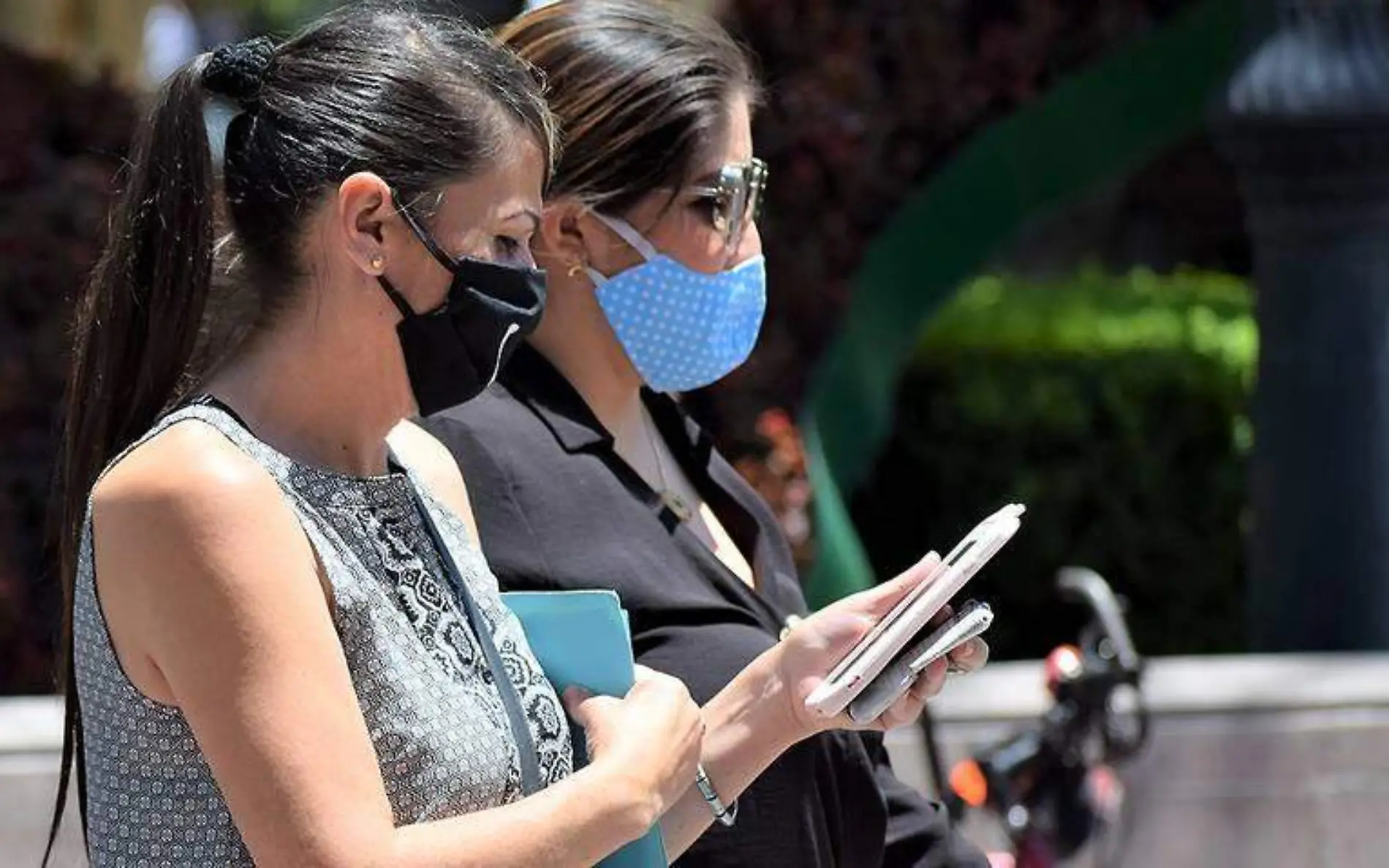 Mujeres con cubrebocas en la calle